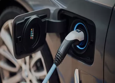 Por que há um problema quando o conector de carregamento do veículo elétrico é usado?